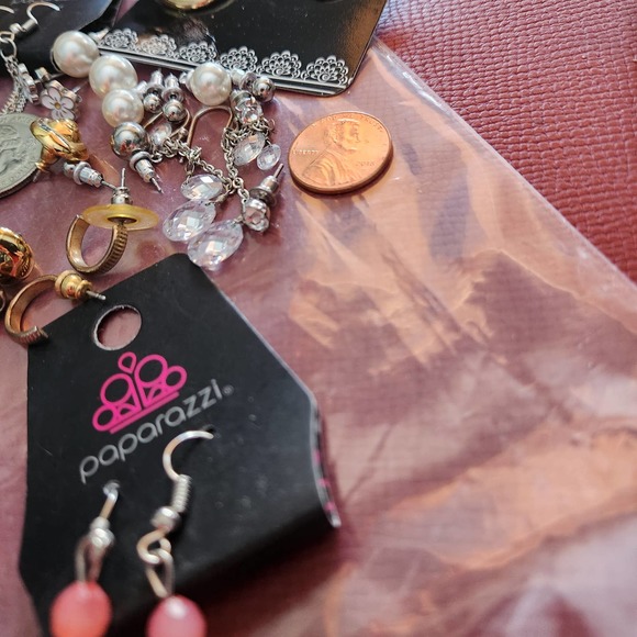 18 Pairs of Fashion Earrings Variety Colors & Shapes Daisy, Stars, Hearts, Pearl - Picture 9 of 11